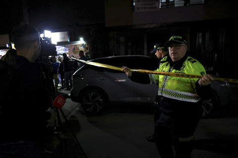 Petugas kepolisian berjaga dilokasi penembakan senator Kolombia Miguel Uribe Turbay dari partai oposisi Democratic di Bogota, Kolombia, Sabtu (7/6/2025). Foto: Luisa Gonzalez/Reuters