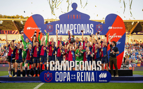 Barcelona Femeni juara Copa de la Reina 2024/25 usai tundukkan Atletico Madrid 2-0 di Estadio El Alcoraz, Minggu (8/6).  Foto: FC Barcelona