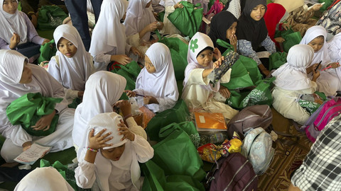 Sejumlah anak yatim makan bersama qurban Presiden Prabowo dan Wakil Presiden Gibran Rakabuming Raka di Masjid Istiqlal, Minggu (8/6/2025). Foto: Haya Syahira/kumparan