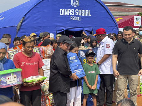 Gubernur Jakarta Pramono Anung meninjau dan memberikan bantuan kepada korban kebakaran di Penjaringan, Jakarta Utara, Minggu (8/6/2025).  Foto: Abid Raihan/kumparan