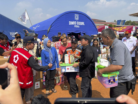 Gubernur Jakarta Pramono Anung meninjau dan memberikan bantuan kepada korban kebakaran di Penjaringan, Jakarta Utara, Minggu (8/6/2025).  Foto: Abid Raihan/kumparan
