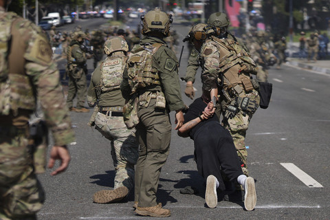 Personel Patroli Perbatasan menangkap pengunjuk rasa dalam demonstrasi atas puluhan orang yang ditahan dalam operasi oleh otoritas imigrasi federal sehari sebelumnya, di Paramount, California, Sabtu (7/6/2025). Foto: Eric Thayer/AP Photo