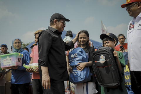 Gubernur DKI Jakarta Pramono Anung meninjau lokasi pengungsian warga korban kebakaran di Kelurahan Kapuk Muara, Kecamatan Penjaringan, Jakarta Utara, Minggu (8/6/2025). Foto: Jamal Ramadhan/kumparan