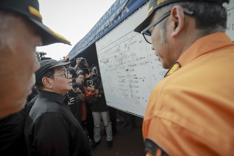 Gubernur DKI Jakarta Pramono Anung meninjau lokasi pengungsian warga korban kebakaran di Kelurahan Kapuk Muara, Kecamatan Penjaringan, Jakarta Utara, Minggu (8/6/2025). Foto: Jamal Ramadhan/kumparan