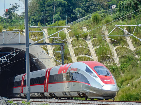 Kereta Whoosh di musim libur sekolah, Juni 2025. Foto: KCIC