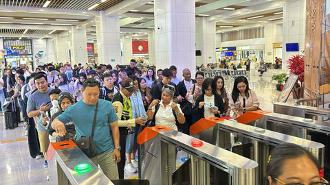 Penumpang yang akan naik Whoosh di musim libur sekolah, Minggu (8/6/2025). Foto: KCIC