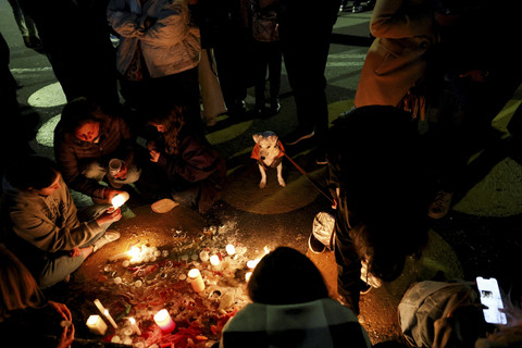 Warga menyalakan lilin untuk mengenang kematian calon presiden Kolombia Miguel Uribe Turbay yang ditembak saat kampanye di luar rumah sakit Santa Fe Foundation, Bogota, Kolombia, Sabtu (7/6/2025). Foto: Luisa Gonzalez/Reuters