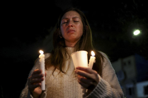 Warga menyalakan lilin untuk mengenang kematian calon presiden Kolombia Miguel Uribe Turbay yang ditembak saat kampanye di luar rumah sakit Santa Fe Foundation,  Bogota, Kolombia, Sabtu (7/6/2025). Foto: Luisa Gonzalez/Reuters