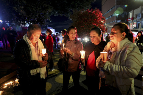 Warga menyalakan lilin untuk mengenang kematian calon presiden Kolombia Miguel Uribe Turbay yang ditembak saat kampanye di luar rumah sakit Santa Fe Foundation, Bogota, Kolombia, Sabtu (7/6/2025). Foto: Luisa Gonzalez/Reuters