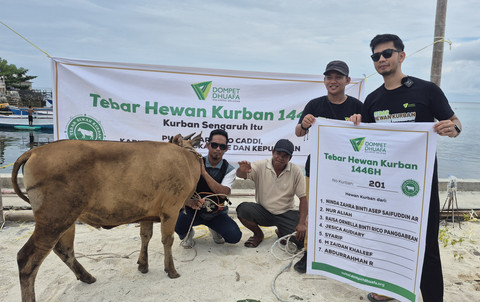 Dompet Dhuafa bersama influencer Makassar, Andi Muh Alfandy menyerakan hewan kurban di Pulau Sarappo Caddi, Sulawesi Selatan. Foto: Dok. Dompet Dhuafa