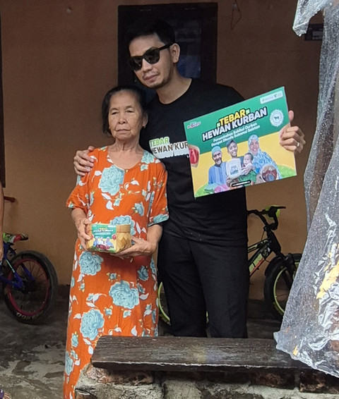 Warga di Pulau Sarappo Caddi, Sulawesi Selatan mendapatkan daging kurban dari Dompet Dhuafa bersama influencer Makassar, Andi Muh Alfandy. Foto: Dok. Dompet Dhuafa