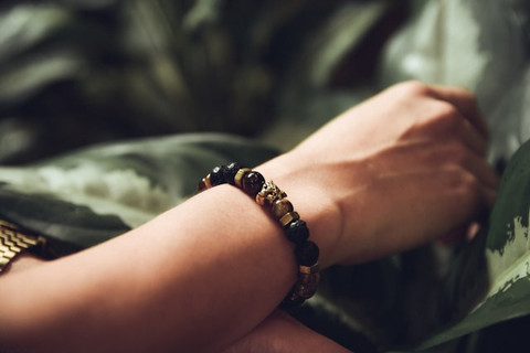 Arti Gelang Hitam di Tangan Kiri Cowok. Foto Hanya Ilustrasi, Bukan Sebenarnya. Sumber Foto: Unsplash.com/Diano Aballe