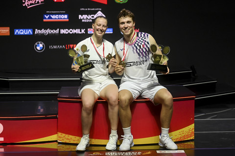 Pebulu tangkis ganda campuran Prancis Thom Gicquel (kanan) dan Delphine Delrue (kiri) berpose mengalahkan pebulu tangkis ganda campuran Thailand Dechapol Puavaranukroh dan Supissara Paewsampran pada babak final Kapal Api Indonesia. Foto: Rivan Awal Lingga/ANTARA FOTO