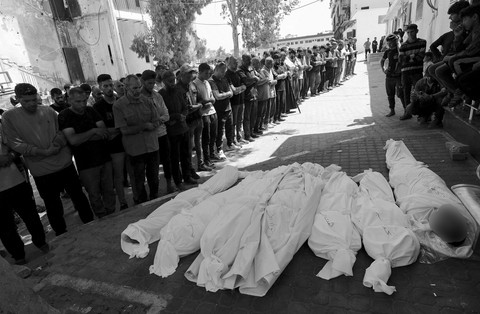 Sejumlah warga Palestina melaksanakan salat jenazah kepada korban serangan Israel di rumah sakit Al-Shifa, Gaza, Sabtu (7/6/2025). Foto: Mahmoud Issa/REUTERS