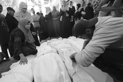 Dua warga Palestina menangis di depan jenazah kepada korban serangan Israel di rumah sakit Al-Shifa, Gaza, Sabtu (7/6/2025). Foto: Mahmoud Issa/REUTERS