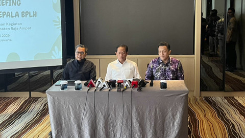 Menteri KLHK Hanif Faisol Nurofiq saat konferensi pers mengenai Raja Ampat, Papua, Minggu (8/6/2025). Foto: Haya Syahira/kumparan