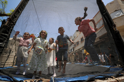 Anak-anak Palestina bermain trampolin selama liburan Idul Adha, di Kota Gaza. Foto: Mahmoud Issa/REUTERS