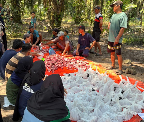 Ikam Lamtim melakukan penyembelihan hewan kurban di Dusun 5 (Kedung Rejo), Desa Rejomulyo, Kecamatan Pasir Sakti, Lampung Timur pada Jumat (6/6). | Foto: Istimewa