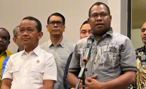 Menteri ESDM Bahlil Lahadalia bersama Bupati Raja Ampat Orideko Iriano Burdam saat temu media di hotel Swiss Bell Sorong, Sabtu (7/6/2025). Foto: Kementerian ESDM