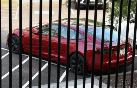 Tesla Model S berwarna merah yang dibeli Presiden Donald Trump pada Maret 2025 sedang terparkir. Foto: Reuters