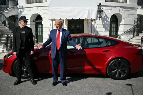 Tesla Model S berwarna merah yang dibeli Presiden Donald Trump dari Elon Musk pada Maret 2025. Foto: AFP