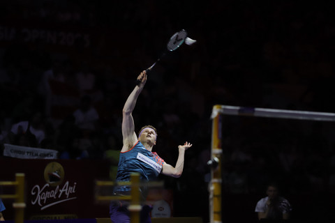 Tunggal putra Denmark Anders Antonsen saat melawan tunggal putra Taiwan Chou Tien Chen pada pertandingan final Indonesia Open 2025 di Istora Senayan, Gelora Bung Karno, Jakarta, Minggu (8/6/2025). Foto: Jamal Ramadhan/kumparan