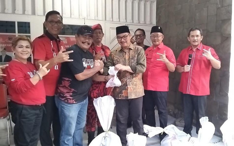 Wali Kota Yogya, Hasto Wardoyo (tengah memakai peci) dan Ketua DPC PDIP Kota Yogya, Eko Suwanto (paling kanan) memimpin langsung penyaluran hewab kurban PDIP Kota Yogya. Foto: Dok. Istimewa