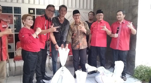 Wali Kota Yogya, Hasto Wardoyo (tengah memakai peci) dan Ketua DPC PDIP Kota Yogya, Eko Suwanto (paling kanan) memimpin langsung penyaluran hewab kurban PDIP Kota Yogya. Foto: Dok. Istimewa