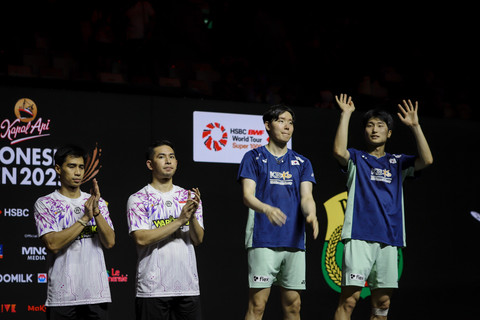 Ganda putra Korea Selatan Kim Won Ho dan Seo Seung Jae menjadi juara usai mengalahkan ganda putra Indonesia Sabar Karyaman Gutama dan Reza Pahlevi Isfahani pada babak final Indonesia Open 2025 di Istora Senayan, Jakarta, Minggu (8/6/2025). Foto: Jamal Ramadhan/kumparan