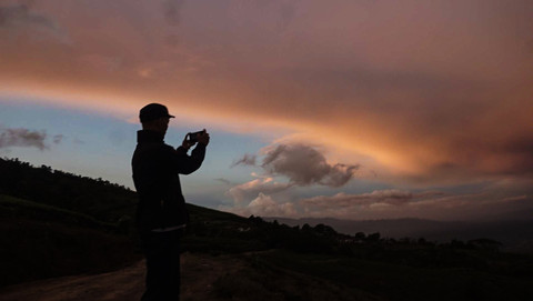 Salah satu pemburu gambar yang merekam cakrawala dari kaki Gunung Dempo yang menjadi icon Kota Pagar Alam, Sumatera Selatan, Minggu (8/7) Foto: abp/urban jd