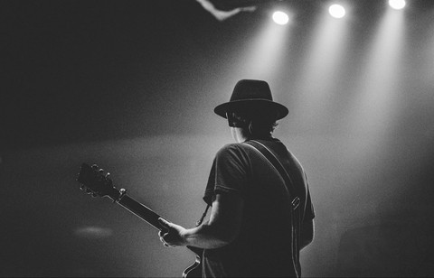 Ilustrasi Makna Lagu Streetcar - Daniel Caesar Sumber Unsplash/Chris