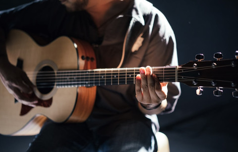 Ilustrasi Makna Lagu Streetcar - Daniel Caesar Sumber Unsplash/Gabriel Gurrola