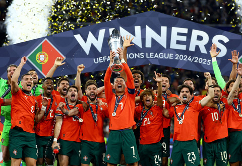 Portugal menjadi juara UEFA Nations League 2024/25, para pemain selebrasi di Allianz Arena, Jerman, pada Senin (9/6) dini hari WIB. Foto: REUTERS/Kai Pfaffenbach
