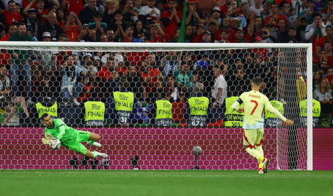 Detik-detik Diogo Costa tepis sepakan penalti Alvaro Morata saat laga Portugal vs Spanyol dalam final UEFA Nations League 2024/25 di Allianz Arena, Jerman, pada Senin (9/6) dini hari WIB. Foto: REUTERS/Kai Pfaffenbach
