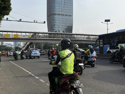 Lalu lintas di Jalan Letjen S Parman arah Grogol-Kota dan arah Tomang-Slipi ramai lancar, Senin (9/6/2025). Foto: Rayyan Farhansyah/kumparan
