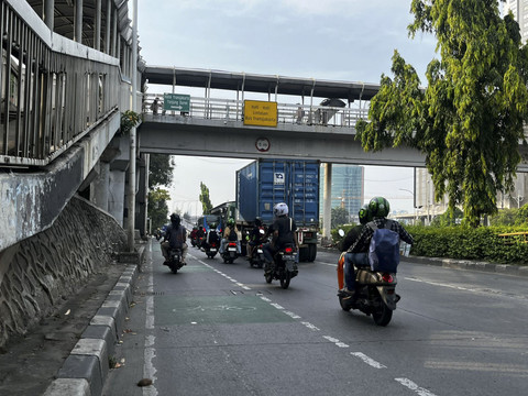 Lalu lintas di Jalan Letjen S Parman arah Grogol-Kota dan arah Tomang-Slipi ramai lancar, Senin (9/6/2025). Foto: Rayyan Farhansyah/kumparan