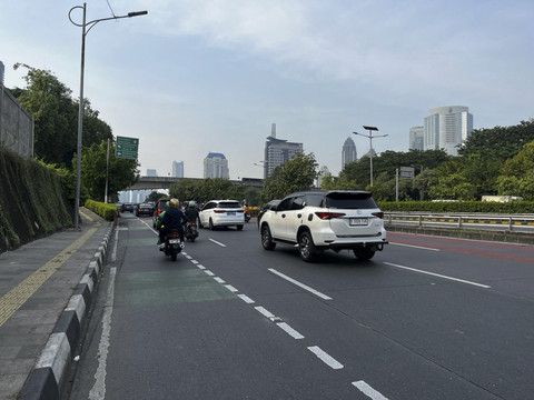 Lalu lintas Jalan Gatot Subroto arah Semanggi ramai lancar, Senin (9/6/2025). Foto: Rayyan Farhansyah/kumparan