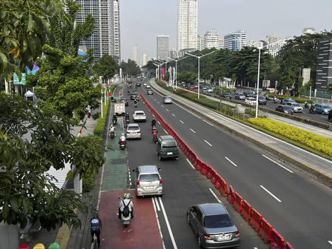 Lalu lintas Jalan Surdiman arah Bunderan Senayan ramai lancar, Senin (9/6/2025). Foto: Rayyan Farhansyah/kumparan