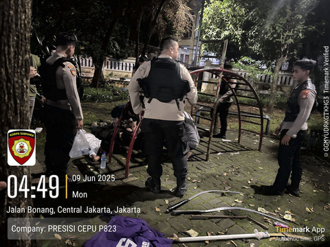 Polisi mengamankan pelaku tawuran di Menteng, Jakarta Pusat, Senin (9/6/2025). Foto: Dok. Istimewa