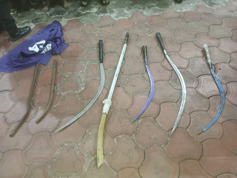 Polisi mengamankan barang bukti tawuran di Menteng, Jakarta Pusat, Senin (9/6/2025). Foto: Dok. Istimewa