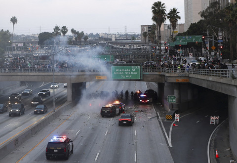 Kendaraan polisi beroperasi di jalan raya saat aksi protes menentang razia imigrasi federal di pusat kota Los Angeles, California, AS, Minggu (8/6/2025). Foto: Aude Guerrucci/REUTERS