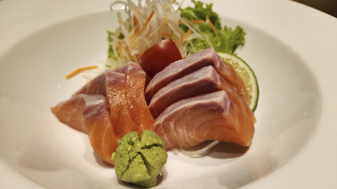 Salmon sashimi di restoran Chidori, Mangkuluhur ARTOTEL Suites, Jakarta (27/5/2025). Foto: Azalia Amadea/kumparan