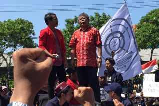 Kusnadi (kanan) saat masih menjadi Ketua DPRD Jatim, 25 September 2019. Dok: Yuana/kumparan