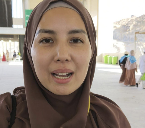 Tya Ariestya usai melempar jumrah. Foto: Dok. Media Center Haji 2025