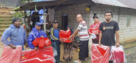 Kemensos menyalurkan bantuan logistik untuk korban tanah longsor di Kota Ambon, Maluku, pada Minggu (8/6/2025). Foto: Kemensos RI