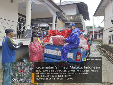 Kemensos menyalurkan bantuan logistik untuk korban tanah longsor di Kota Ambon, Maluku, pada Minggu (8/6/2025). Foto: Kemensos RI