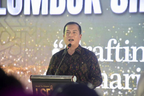 Gubernur NTB Lalu Muhamad Iqbal menyampaikan pidato singkat dalam ajang Lombok Sharia Festival di Mataram, Nusa Tenggara Barat, Sabtu (7/6/2025) malam. Foto: ANTARA/HO-Diskominfotik NTB