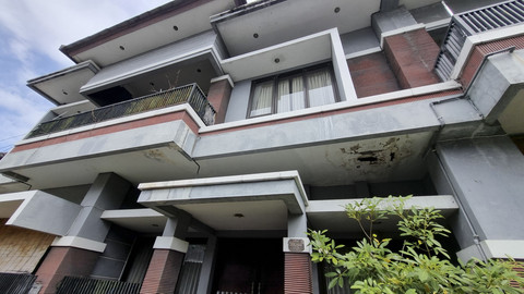 Rumah eks Ketua DPRD Jawa Timur, Kusnadi, yang berada di Pondok Sedati Asri, Sidoarjo, Senin (9/6/2025). Foto: Farusma Okta Verdian/kumparan