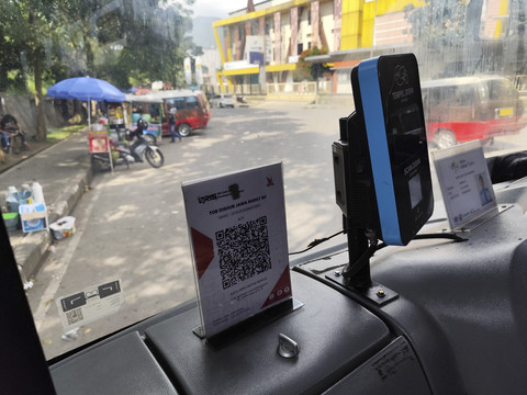 Suasana bus Metro Jabar Trans Koridor 5: Jatinangor-Dipatiukur, Senin (9/6/2025). Foto: Alya Zahra/kumparan 