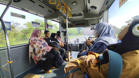 Suasana penumpang yang menaiki bus Metro Jabar Trans Koridor 5: Jatinangor-Dipatiukur, Senin (9/6/2025). Foto: Alya Zahra/kumparan 